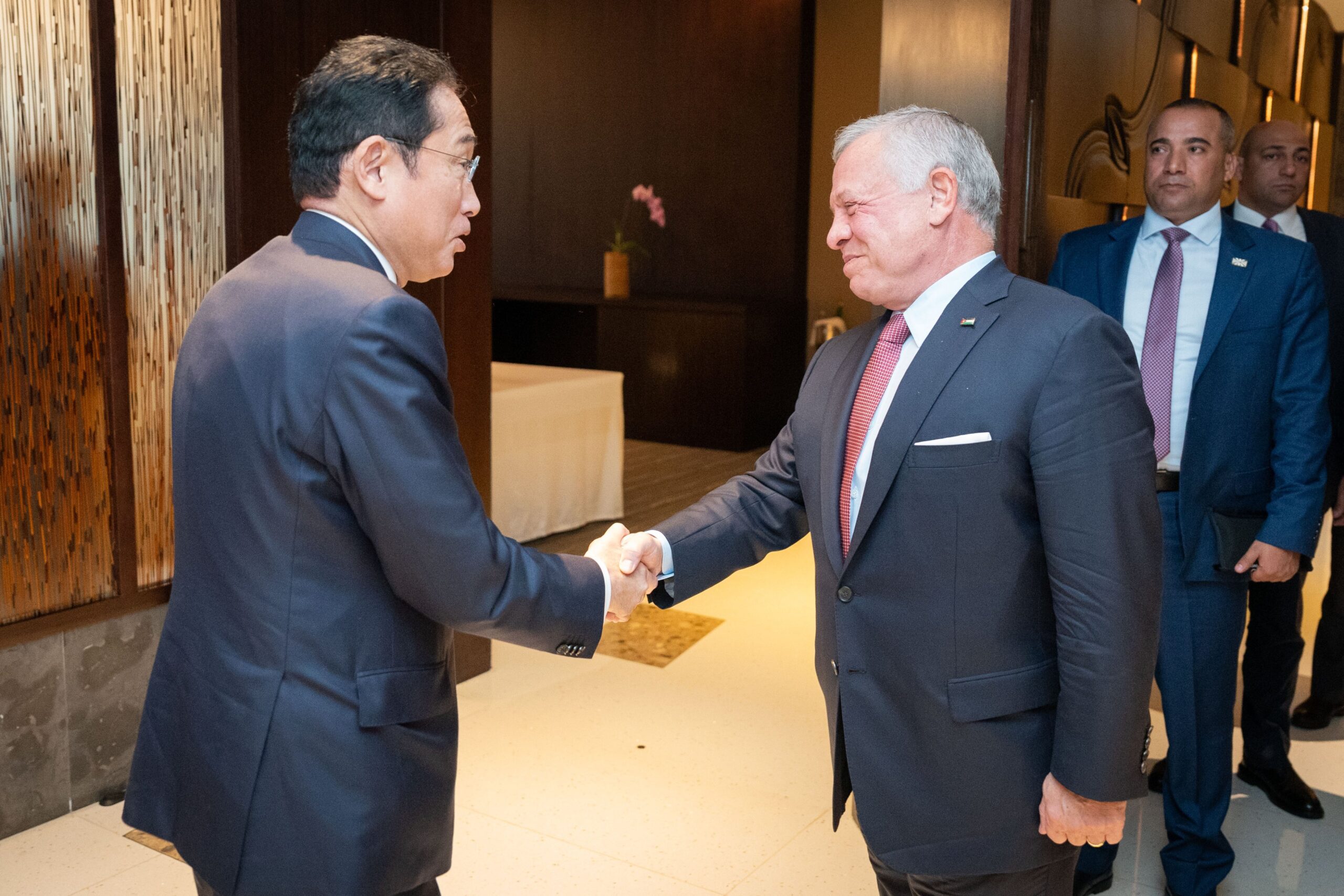 الملك ورئيس الوزراء الياباني يبحثان العلاقات الثنائية والأوضاع في غزة