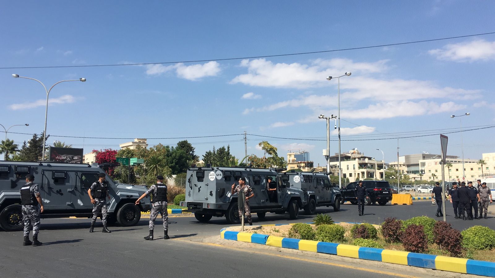 صورة حول : انتشار أمني بمحيط السفارة الأمريكية بعمان انتشار أمني بمحيط السفارة الأمريكية بعمان