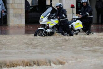 هطولات غزيرة في عدة مناطق وتحذيرات من خطر تشكل السيول