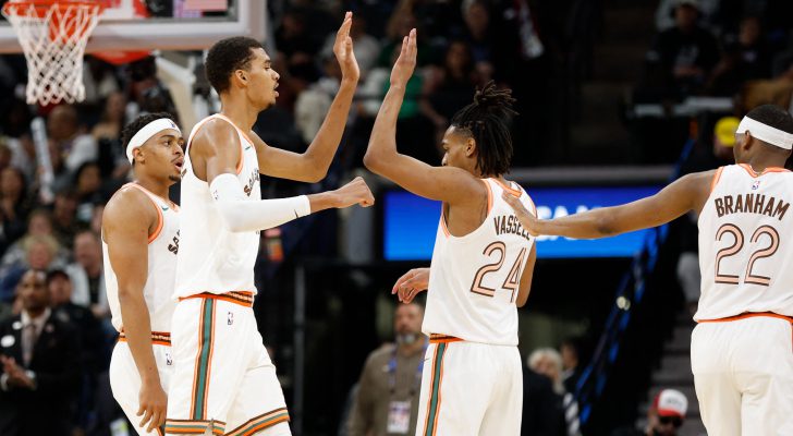 إن بي إيه: سبيرز يعود لسكة الانتصارات بعد ١٨ هزيمة متتالية