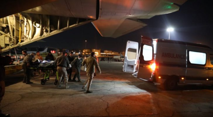صورة حول : القوات المسلحة تُخلي سيدة أردنية وابنتها وطفل من غزة إلى المدينة الطبية القوات المسلحة تُخلي سيدة أردنية وابنتها وطفل من غزة إلى المدينة الطبية