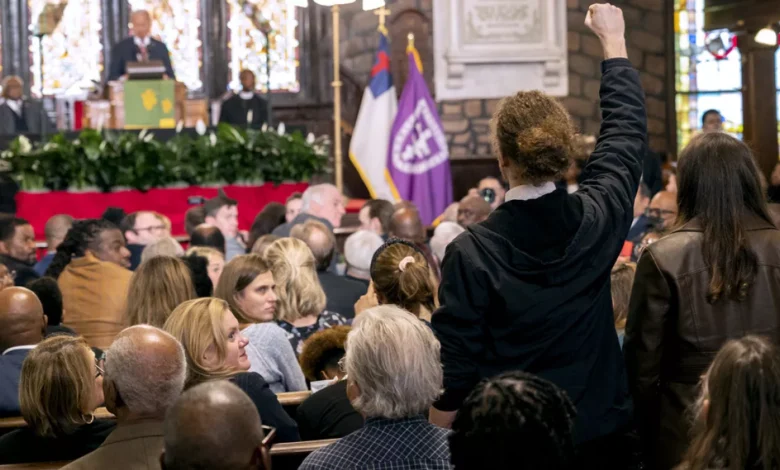 محتجون يقاطعون خطاب بايدن بهتافات مؤيدة للفلسطينيين