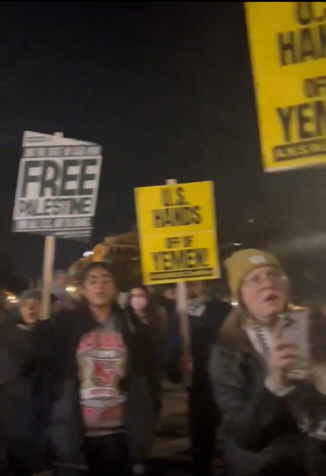 صورة حول : بالفيديو.. مظاهرات أمام البيت الأبيض احتجاجا على قصف امريكا وبريطانيا اليمن بالفيديو.. مظاهرات أمام البيت الأبيض احتجاجا على قصف امريكا وبريطانيا اليمن