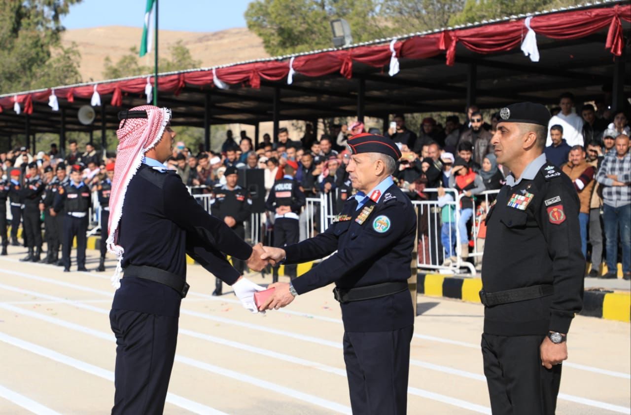 اللواء المعايطة يرعى تخريج كوكبة من مستجدّي الأمن العام