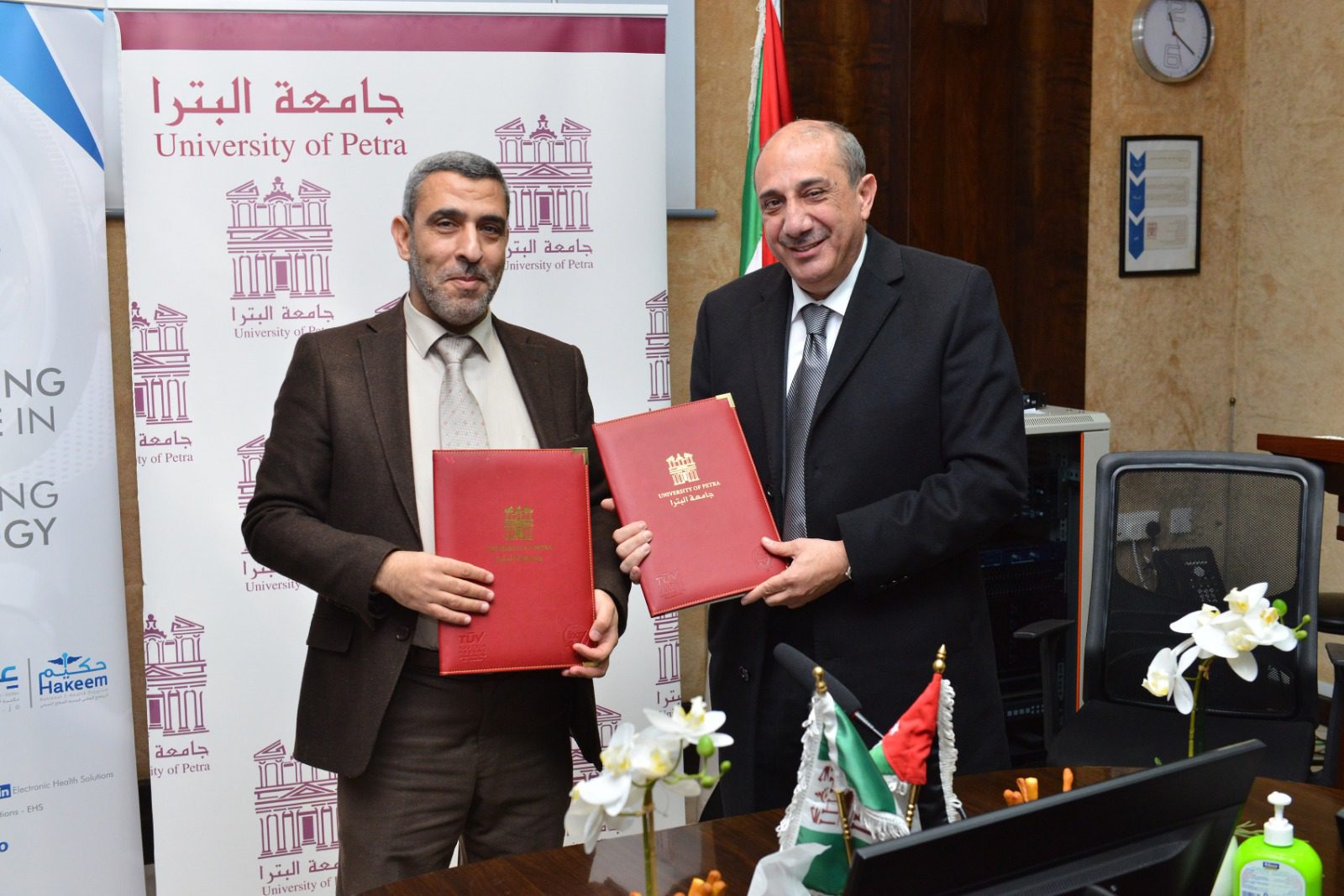 صورة حول : جامعة البترا توقع مذكرة تعاون مع شركة الحوسبة الصحية لتنمية مهارات المعلوماتية الصحية للطلبة وتطوير المساقات وتبادل الخبرات جامعة البترا توقع مذكرة تعاون مع شركة الحوسبة الصحية لتنمية مهارات المعلوماتية الصحية للطلبة وتطوير المساقات وتبادل الخبرات