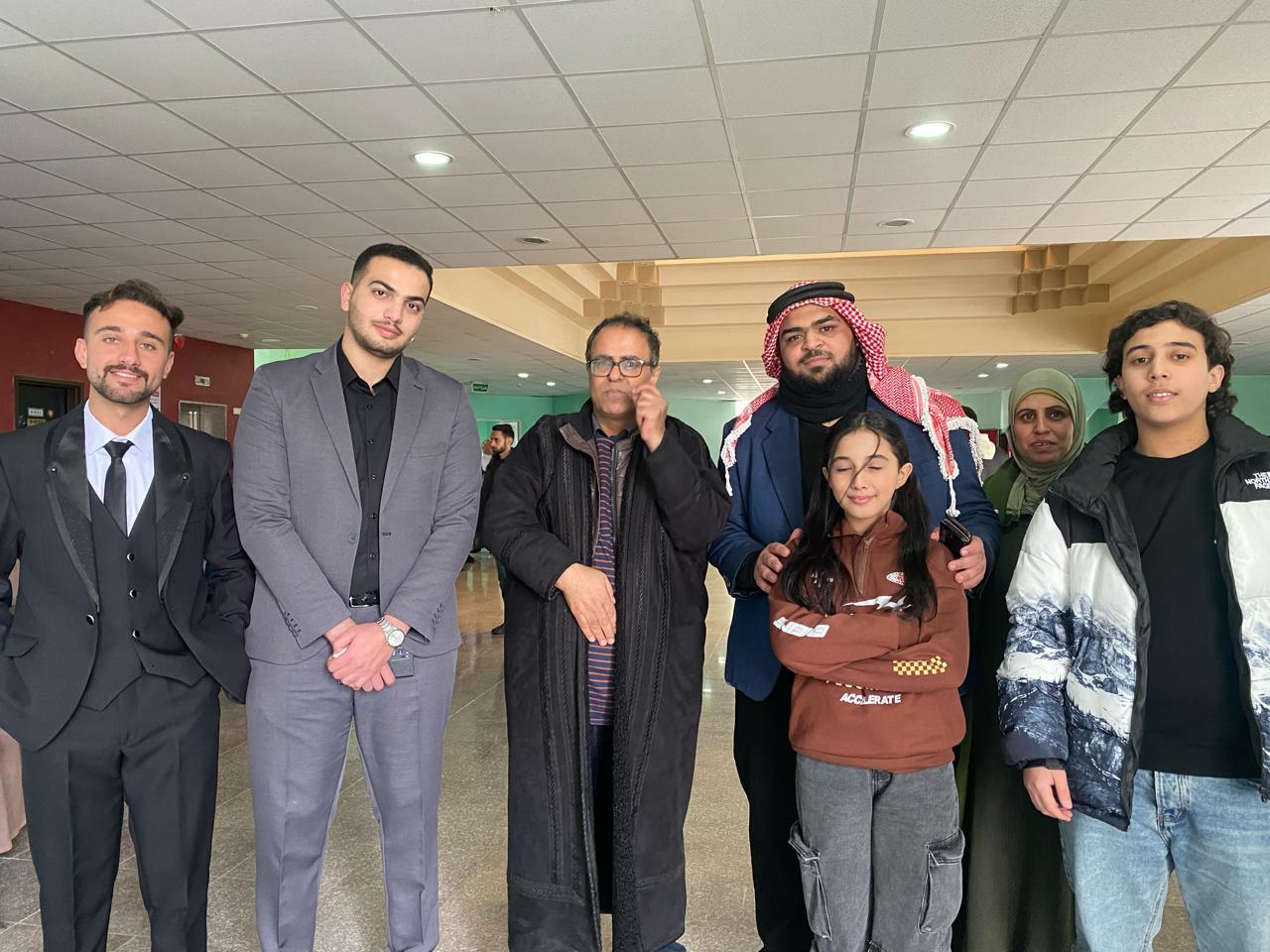 صورة حول : طلبة خريجون في جامعة مؤتة يقدمون مشروعاً نادرا في تكنولوجيا المحاكاة الرقمية الكهربائية. طلبة خريجون في جامعة مؤتة يقدمون مشروعاً نادرا في تكنولوجيا المحاكاة الرقمية الكهربائية.