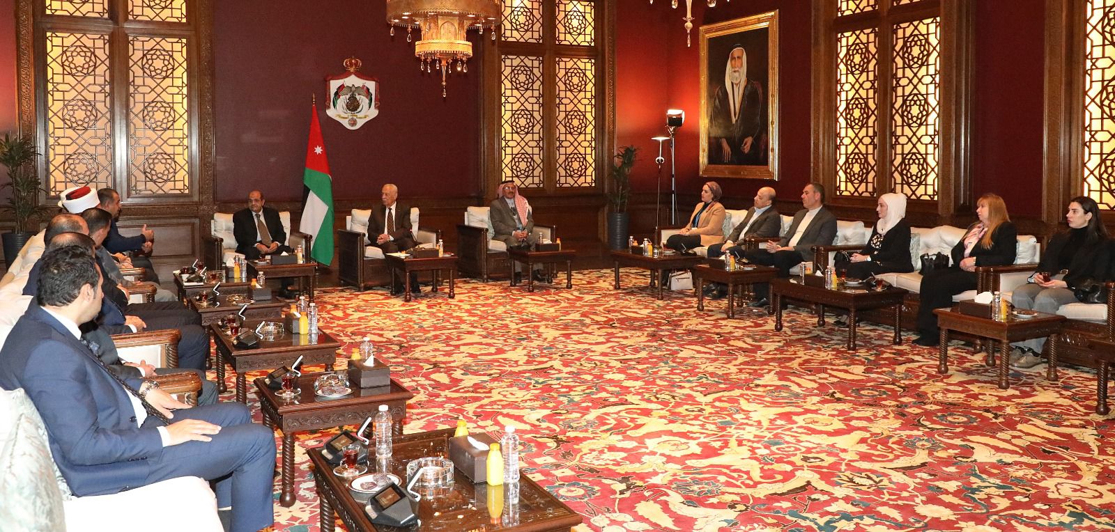 صورة حول : العيسوي يلتقي فعاليات مجتمعية نسائية وشبابية ومؤسسات مجتمع مدني العيسوي يلتقي فعاليات مجتمعية نسائية وشبابية ومؤسسات مجتمع مدني