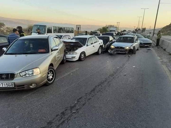 صورة حول : الأمن العام: التتابع القريب يتسبب بحادث مروري بين 6 مركبات طريق إربد عمان الأمن العام: التتابع القريب يتسبب بحادث مروري بين 6 مركبات طريق إربد عمان
