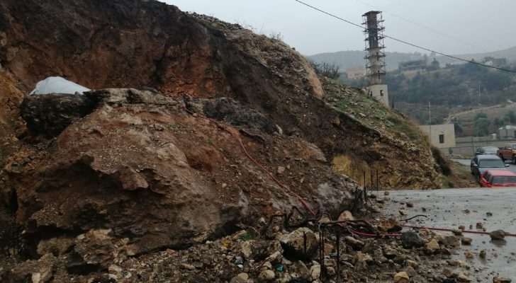 انهيار صخري على الشارع العام بمنطقة كفرنجة في عجلون وإغلاق الطريق