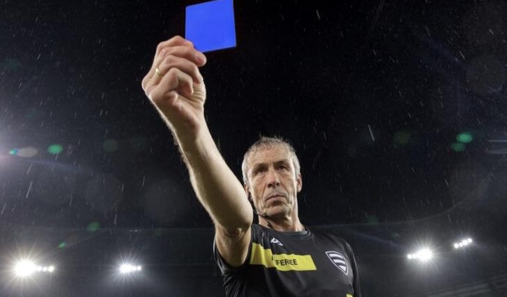 البطاقة الزرقاء تثير فوضى في كرة القدم