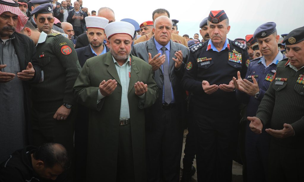 صورة حول : القوات المسلحة تشيع جثمان الشهيد الرائد الطيار عمر العبادي القوات المسلحة تشيع جثمان الشهيد الرائد الطيار عمر العبادي