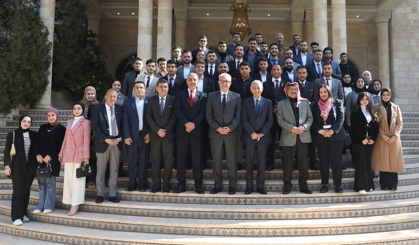 صورة حول : رئيس الديوان الملكي الهاشمي يلتقي وفدا من جامعة اليرموك رئيس الديوان الملكي الهاشمي يلتقي وفدا من جامعة اليرموك