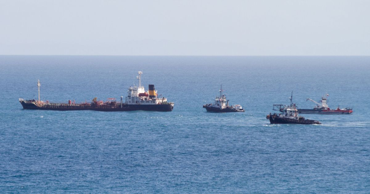 صورة حول : الحوثيون: تنفيذ عملية استهدفت سفينة نفط بريطانية بعدد كبير من الصواريخ الحوثيون: تنفيذ عملية استهدفت سفينة نفط بريطانية بعدد كبير من الصواريخ