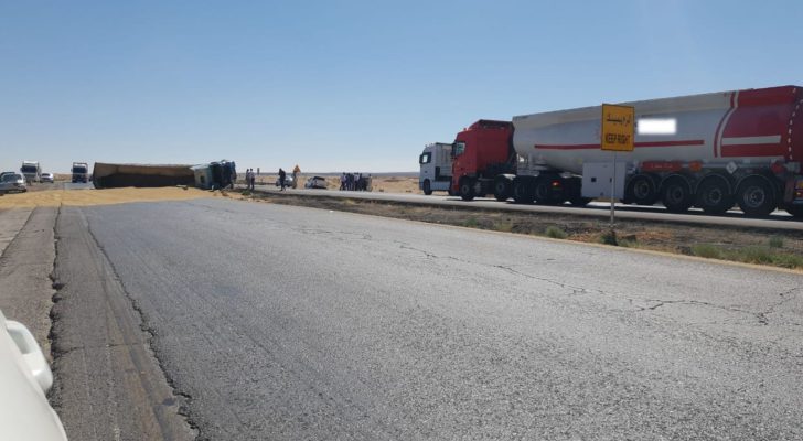 الأمن: تدهور قاطرة ومقطورة محملة بالقمح على الطريق الصحراوي وتصادم مركبتين على جسر الميه