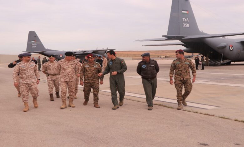 الحنيطي يشرف على تجهيز طائرات المساعدات الأردنية المتوجهة إلى غزة