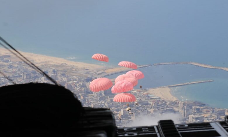 القوات المسلحة تنفذ 6 إنزالات لمساعدات غذائية على شمال غزة