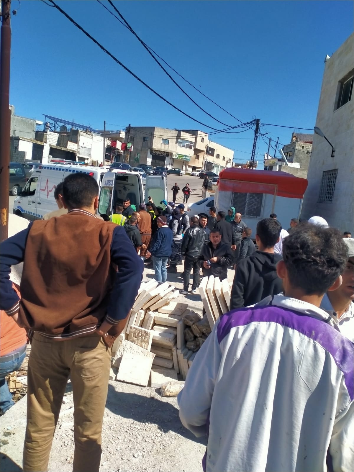 بالصور .. اصابات بانهيار سقف مسجد تحت الإنشاء بالكرك