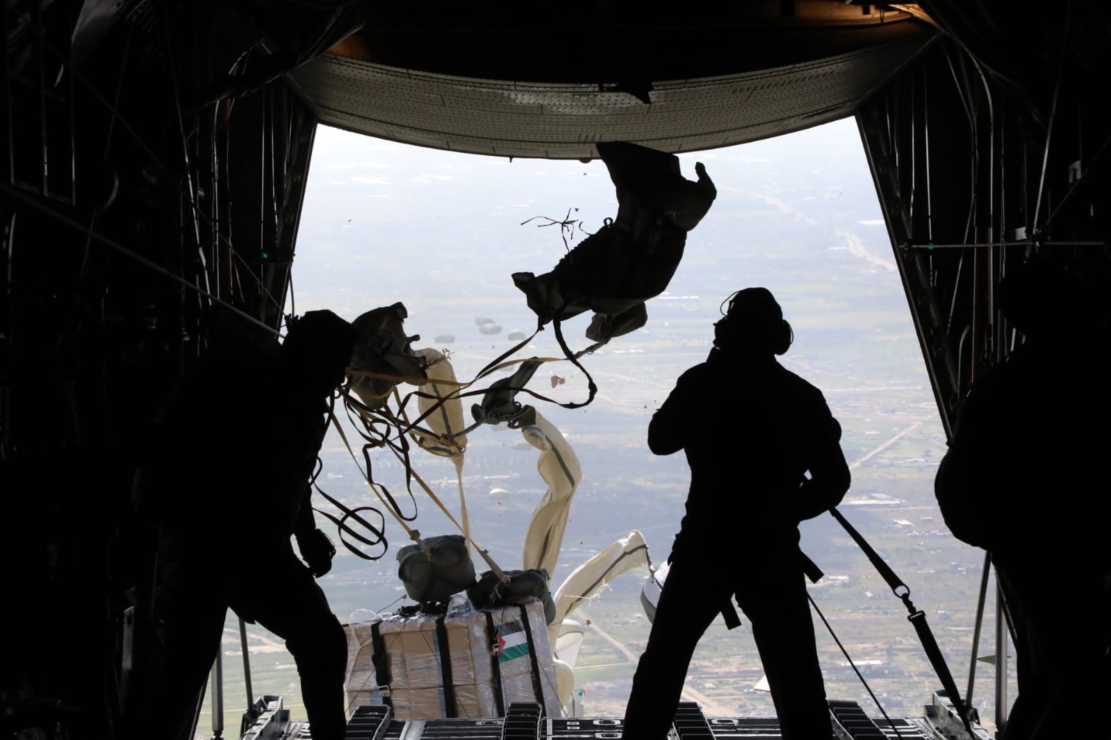 بتوجيهات ملكية سامية، القوات المسلحة تنفذ 9 إنزالات جوية بالاشتراك مع دول شقيقة وصديقة لمساعدات على غزة