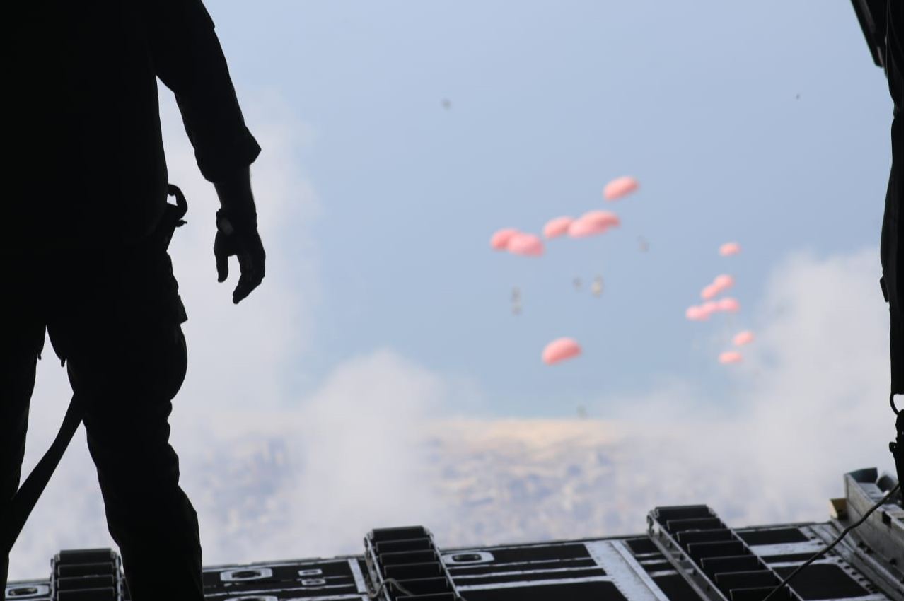 صورة حول : بمشاركة دولية.. القوات المسلحة تنفذ 5 إنزالات جديدة لمساعدات إنسانية على غزة بمشاركة دولية.. القوات المسلحة تنفذ 5 إنزالات جديدة لمساعدات إنسانية على غزة