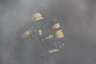 الدفاع المدني يخمد حريقا بمشغل دهانات وأخشاب في عمان