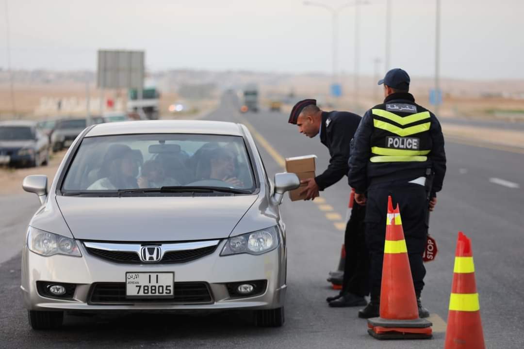 بالصور.. الدوريات الخارجية في رمضان، محطات للخير وقناديل على الطرقات