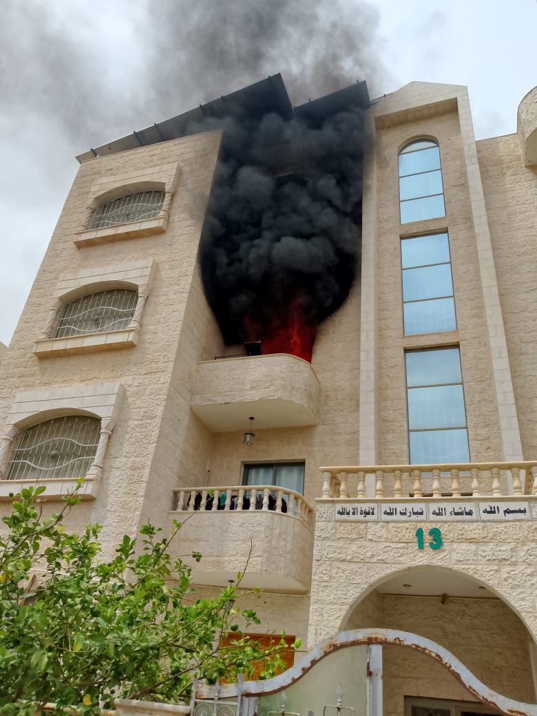 الدفاع المدني ينقذ عائلة من ٧ اشخاص في حريق شقة في العقبة