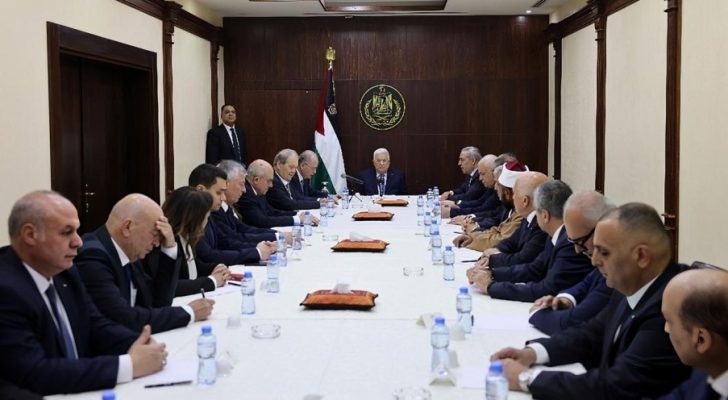 الحكومة الفلسطينية الجديدة تؤدي اليمين الدستورية أمام الرئيس الفلسطيني عباس