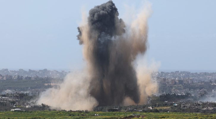 صورة حول : غارات عنيفة وقصف مدفعي على وسط قطاع غزة غارات عنيفة وقصف مدفعي على وسط قطاع غزة