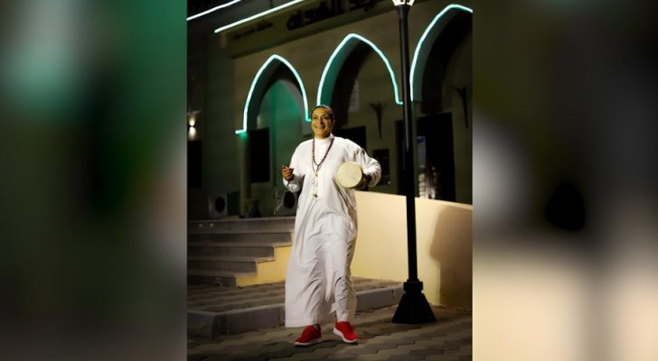 صورة حول : مصرية تؤدي دور المسحراتي لإحياء أجواء شهر رمضان مصرية تؤدي دور المسحراتي لإحياء أجواء شهر رمضان