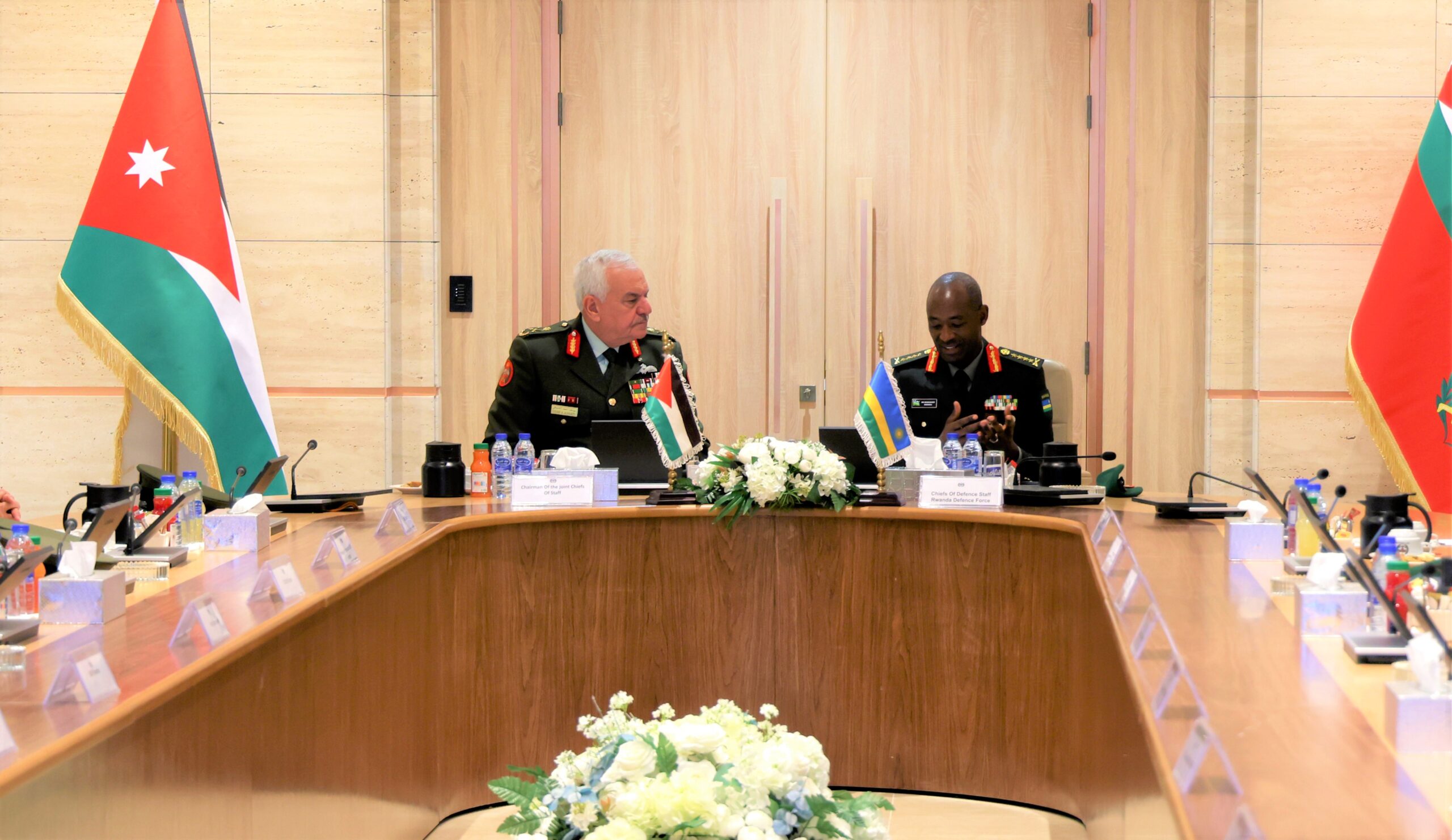 صورة حول : اللواء الركن الحنيطي يستقبل رئيس الأركان لقوات الدفاع الرواندية اللواء الركن الحنيطي يستقبل رئيس الأركان لقوات الدفاع الرواندية