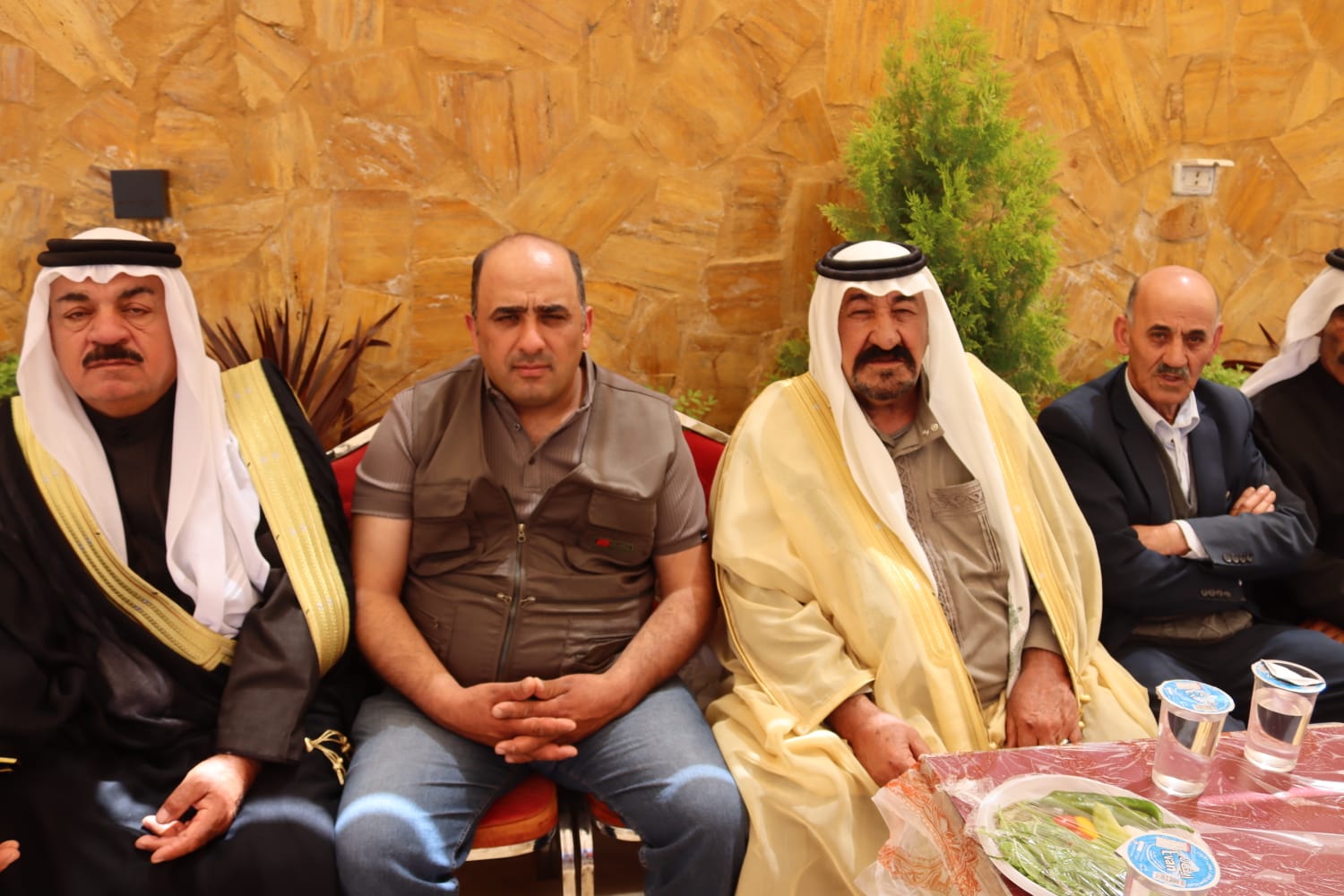 الشيخ طالب المناصير ( أبو نشمي ) واخوانة يولمون لحشد من شيوخ ووجهاء المملكة .. صور