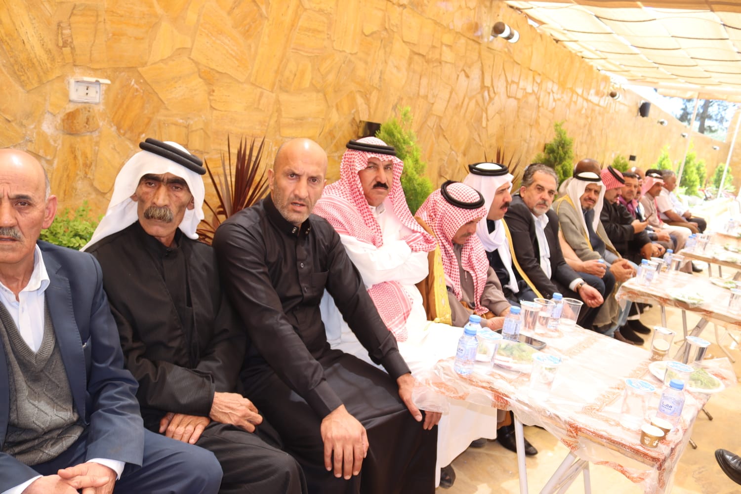 الشيخ طالب المناصير ( أبو نشمي ) واخوانة يولمون لحشد من شيوخ ووجهاء المملكة .. صور