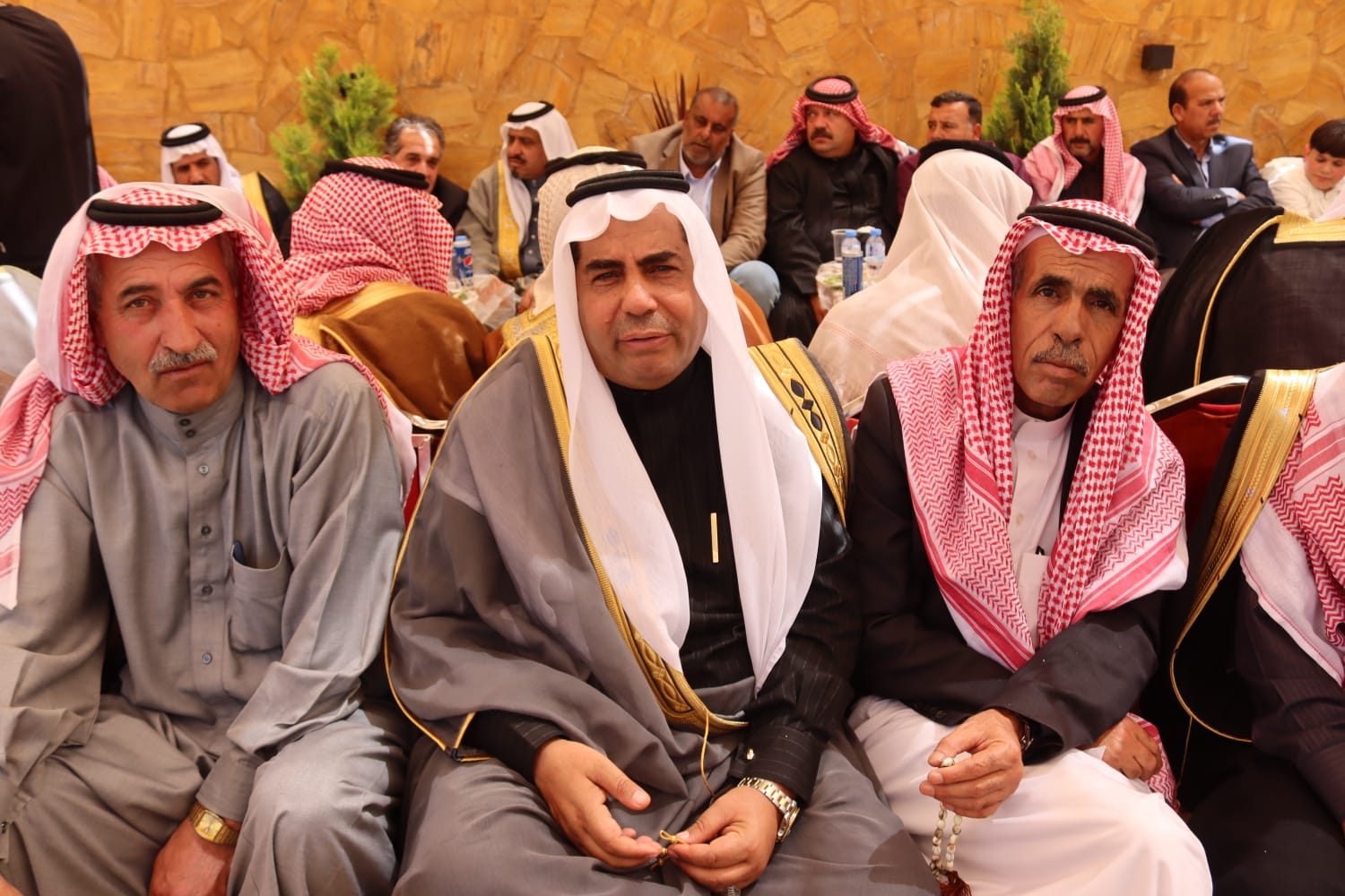 الشيخ طالب المناصير ( أبو نشمي ) واخوانة يولمون لحشد من شيوخ ووجهاء المملكة .. صور