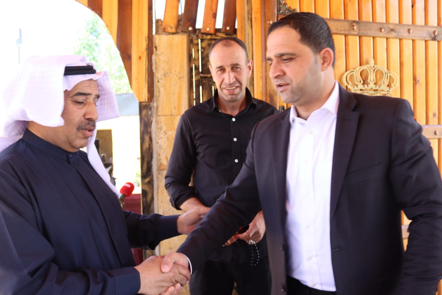 الشيخ طالب المناصير ( أبو نشمي ) واخوانة يولمون لحشد من شيوخ ووجهاء المملكة .. صور