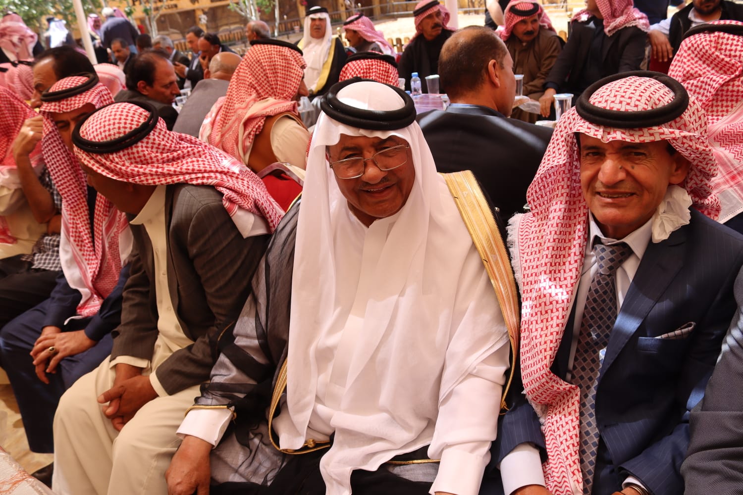 الشيخ طالب المناصير ( أبو نشمي ) واخوانة يولمون لحشد من شيوخ ووجهاء المملكة .. صور