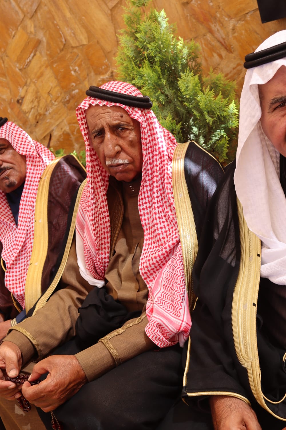 الشيخ طالب المناصير ( أبو نشمي ) واخوانة يولمون لحشد من شيوخ ووجهاء المملكة .. صور