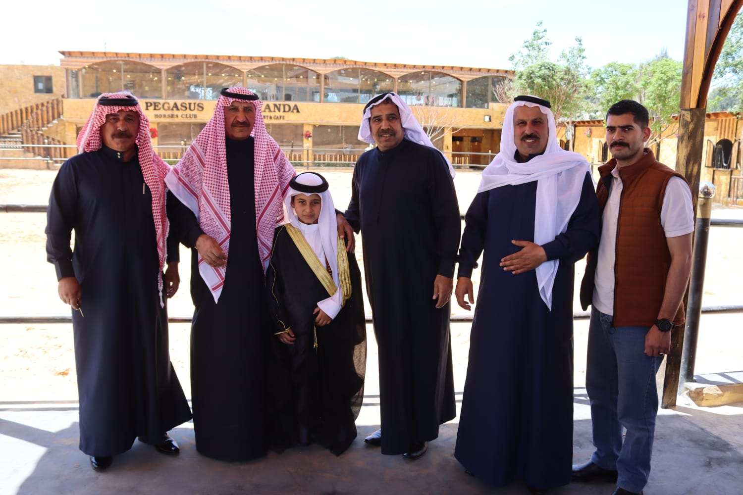 الشيخ طالب المناصير ( أبو نشمي ) واخوانة يولمون لحشد من شيوخ ووجهاء المملكة .. صور