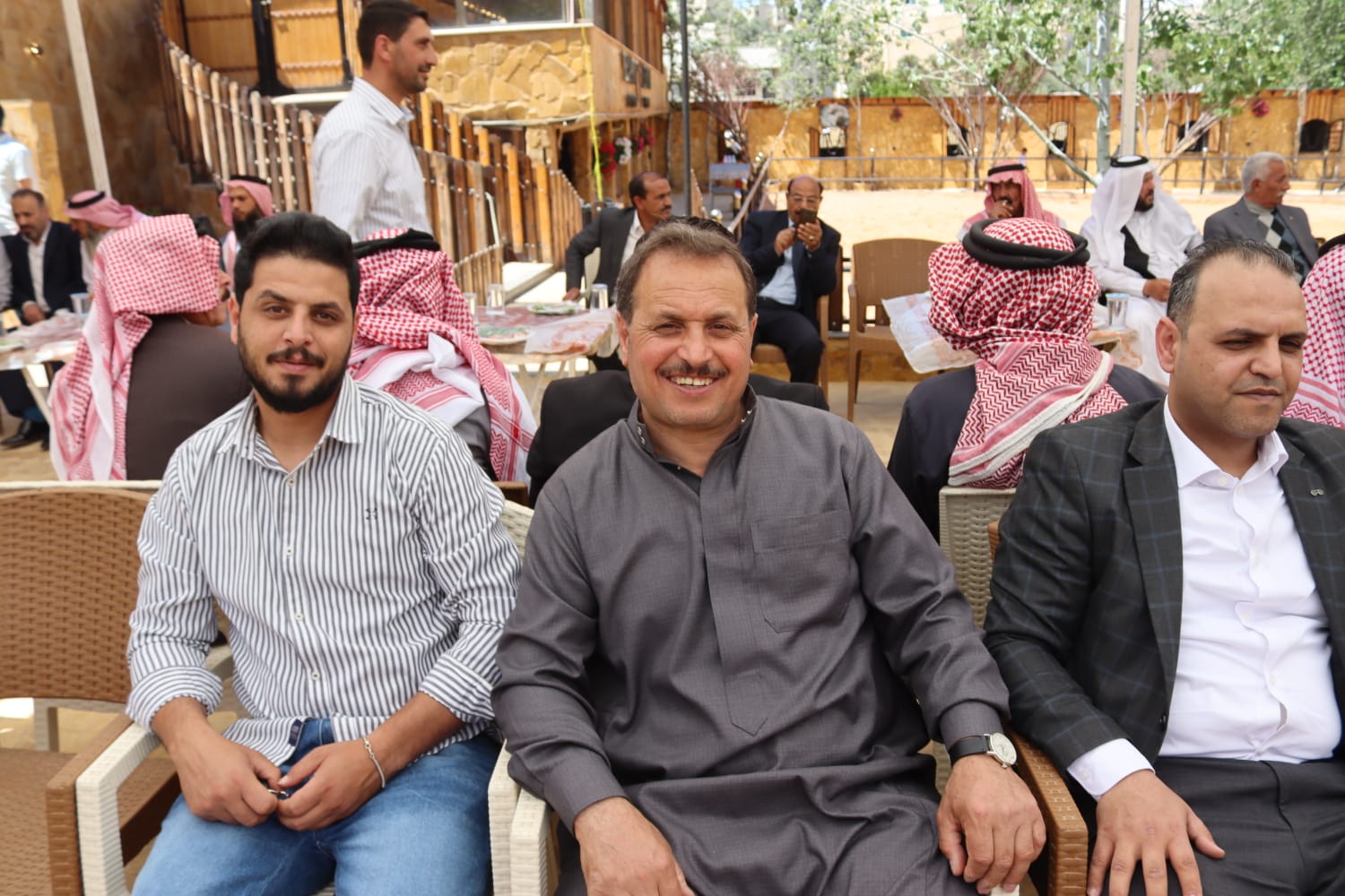 الشيخ طالب المناصير ( أبو نشمي ) واخوانة يولمون لحشد من شيوخ ووجهاء المملكة .. صور