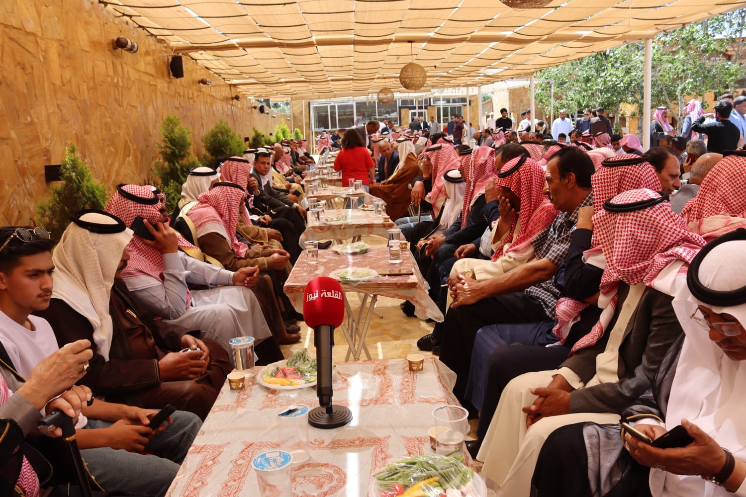 الشيخ طالب المناصير ( أبو نشمي ) واخوانة يولمون لحشد من شيوخ ووجهاء المملكة .. صور