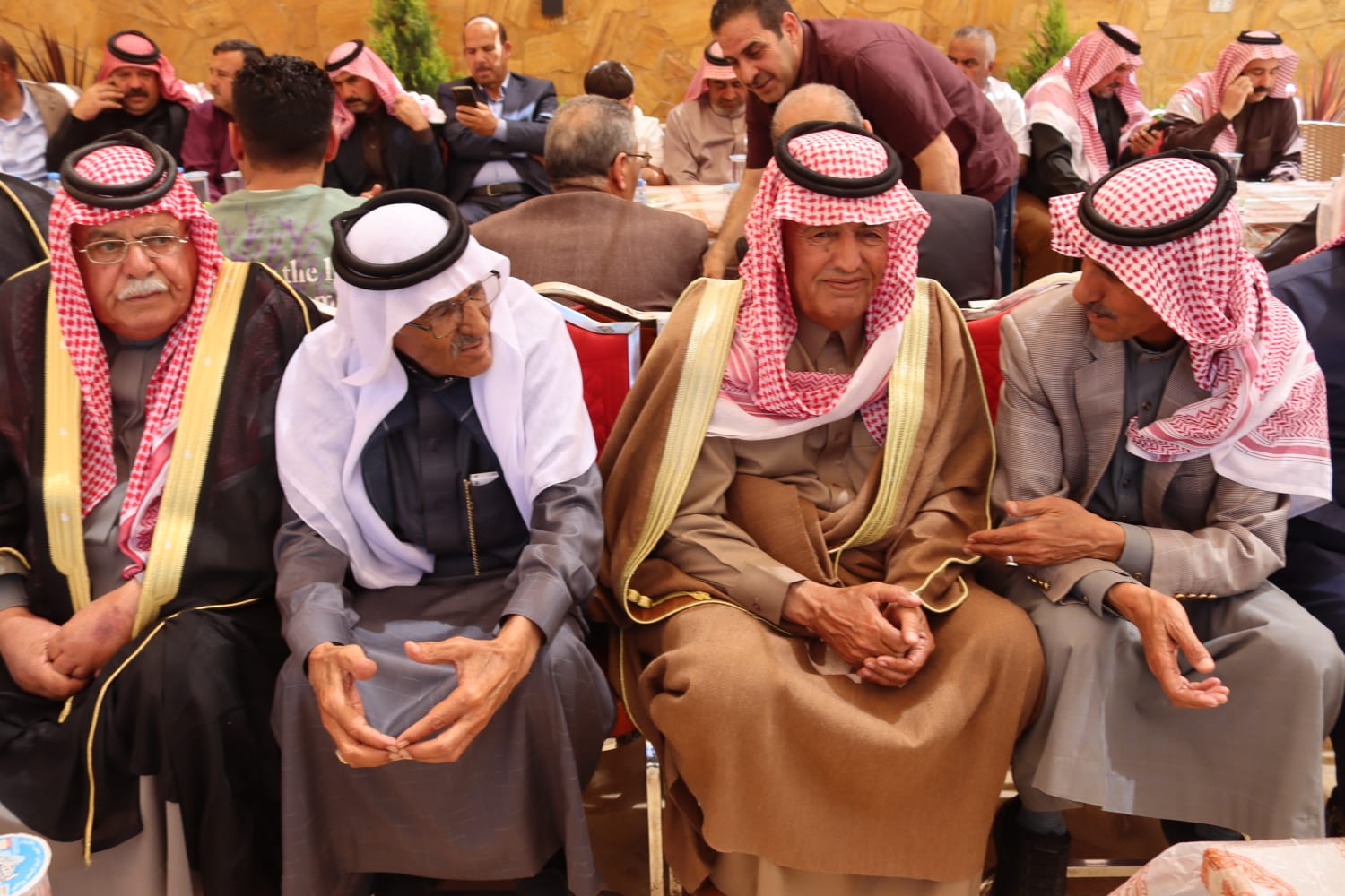 الشيخ طالب المناصير ( أبو نشمي ) واخوانة يولمون لحشد من شيوخ ووجهاء المملكة .. صور