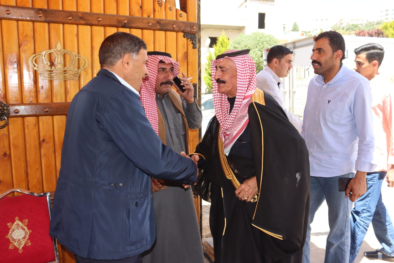 الشيخ طالب المناصير ( أبو نشمي ) واخوانة يولمون لحشد من شيوخ ووجهاء المملكة .. صور