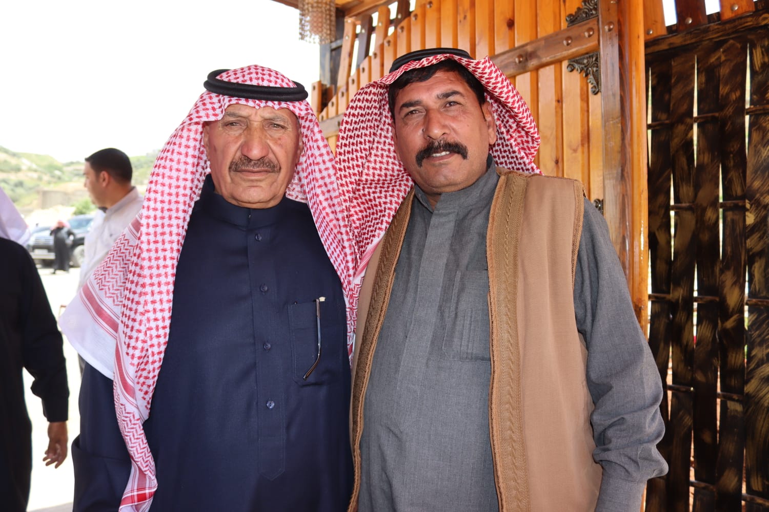 الشيخ طالب المناصير ( أبو نشمي ) واخوانة يولمون لحشد من شيوخ ووجهاء المملكة .. صور