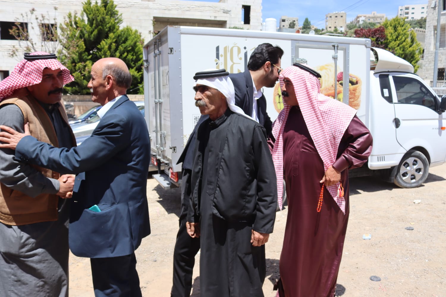 الشيخ طالب المناصير ( أبو نشمي ) واخوانة يولمون لحشد من شيوخ ووجهاء المملكة .. صور