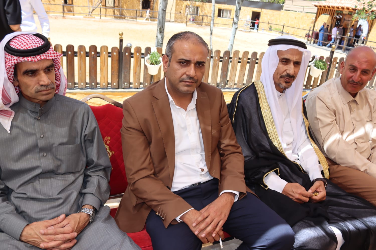 الشيخ طالب المناصير ( أبو نشمي ) واخوانة يولمون لحشد من شيوخ ووجهاء المملكة .. صور