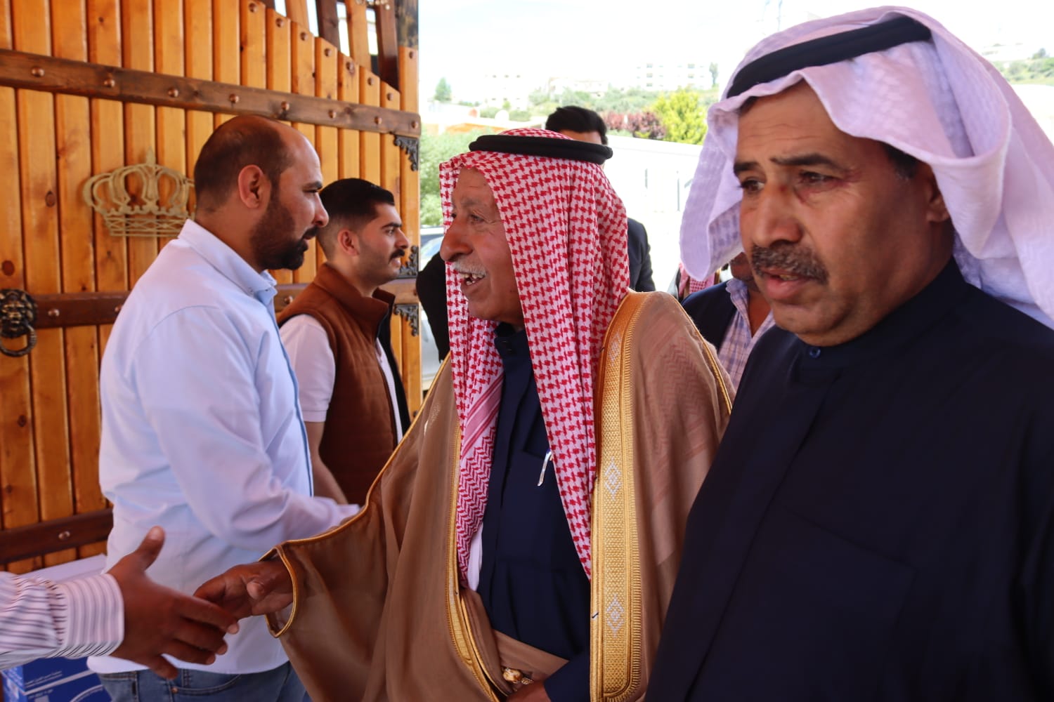 الشيخ طالب المناصير ( أبو نشمي ) واخوانة يولمون لحشد من شيوخ ووجهاء المملكة .. صور