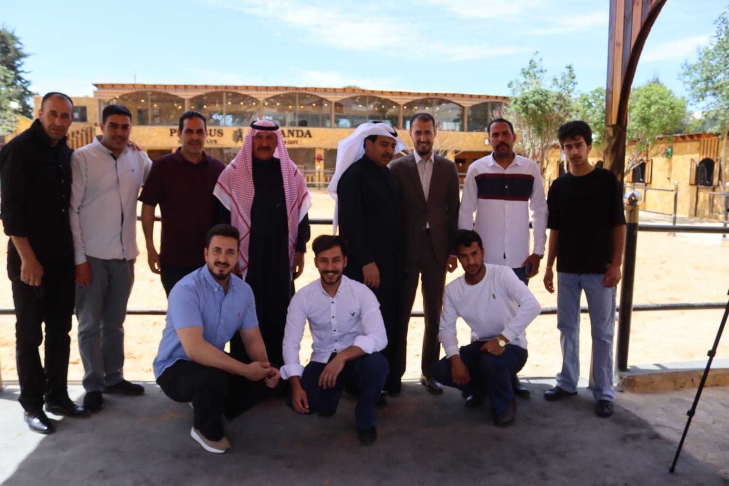 الشيخ طالب المناصير ( أبو نشمي ) واخوانة يولمون لحشد من شيوخ ووجهاء المملكة .. صور