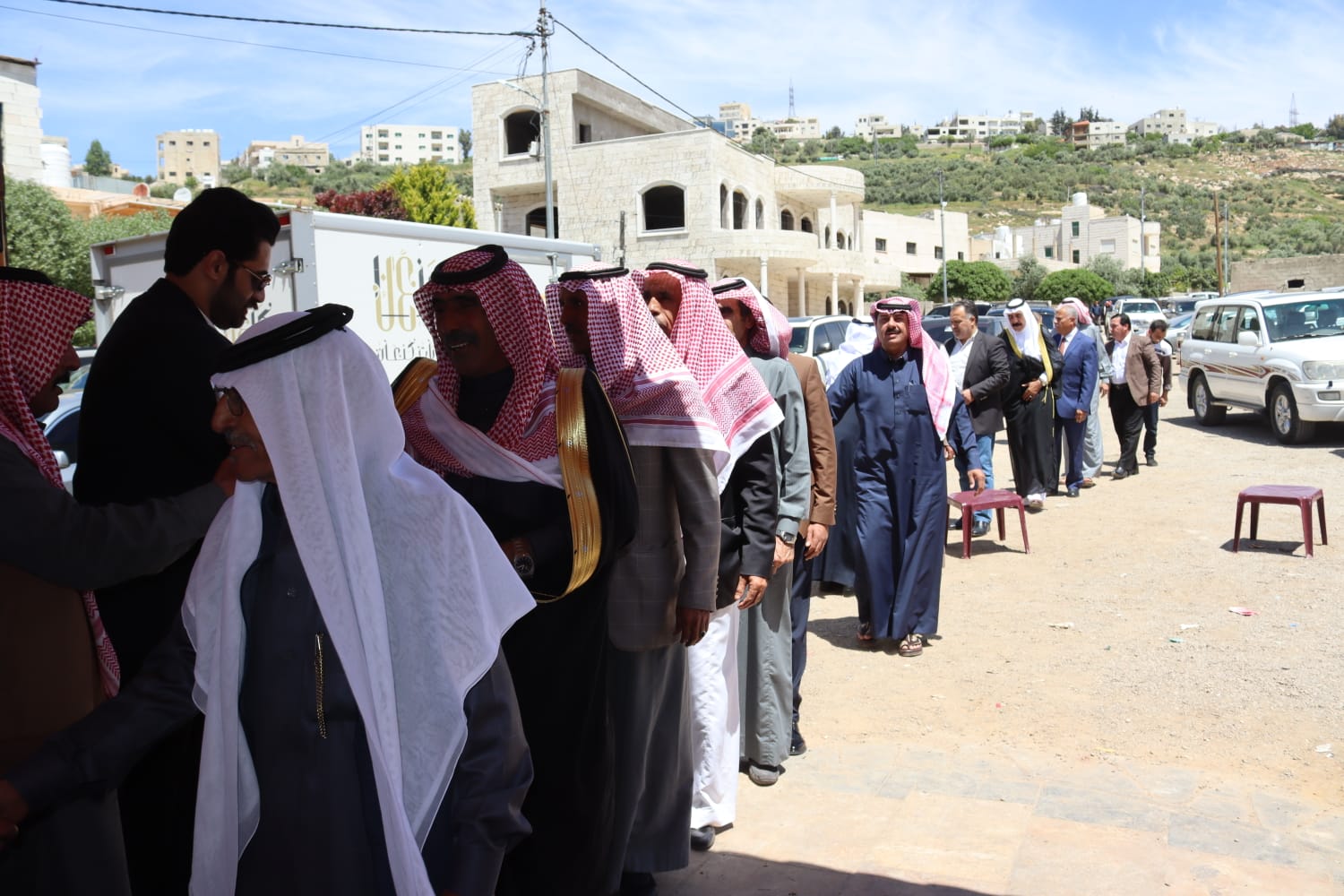 الشيخ طالب المناصير ( أبو نشمي ) واخوانة يولمون لحشد من شيوخ ووجهاء المملكة .. صور