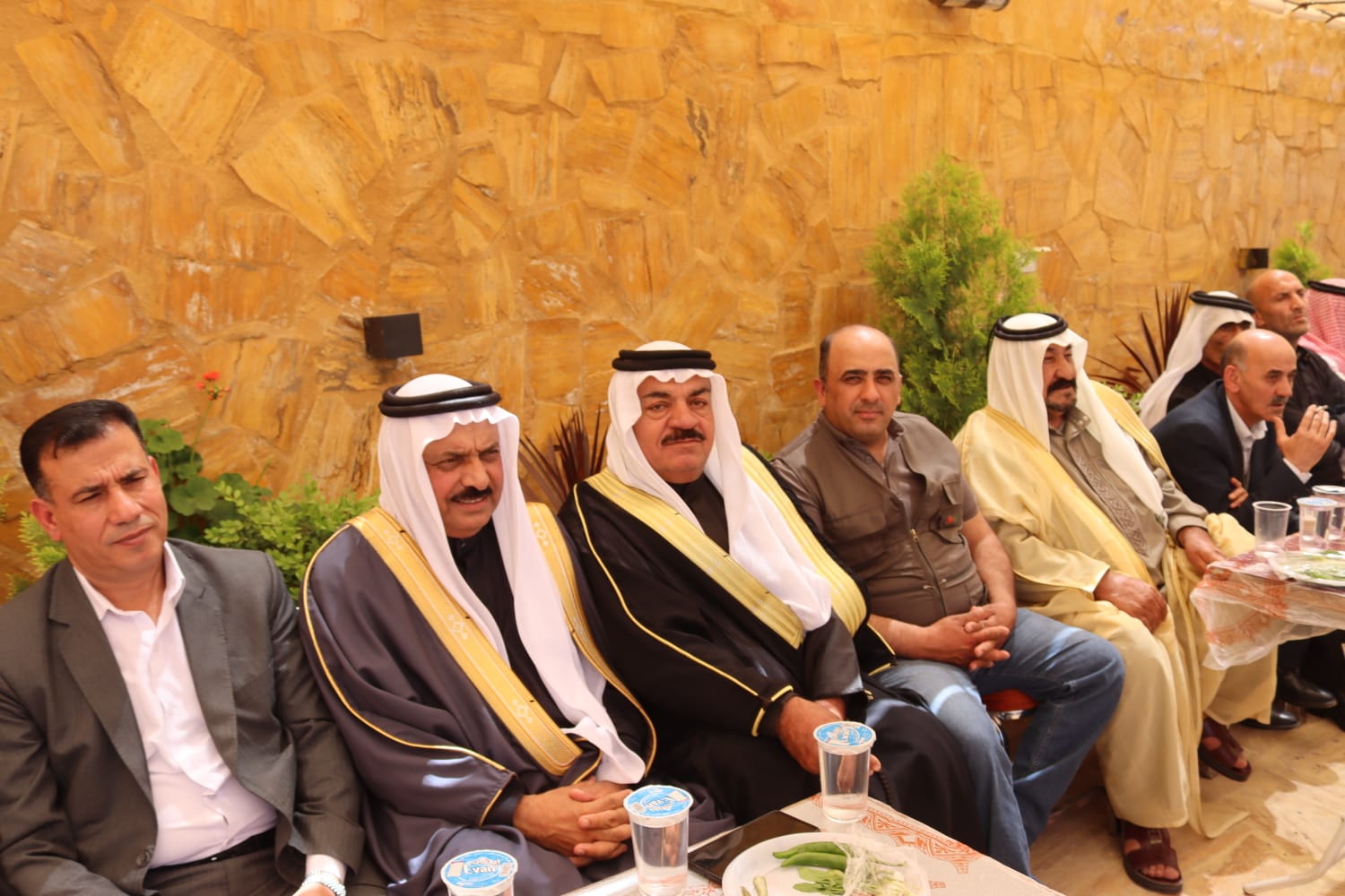 الشيخ طالب المناصير ( أبو نشمي ) واخوانة يولمون لحشد من شيوخ ووجهاء المملكة .. صور