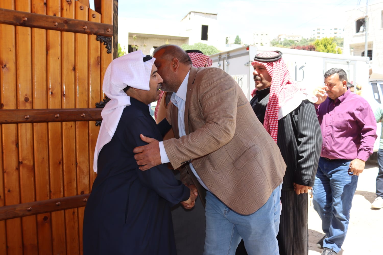 الشيخ طالب المناصير ( أبو نشمي ) واخوانة يولمون لحشد من شيوخ ووجهاء المملكة .. صور