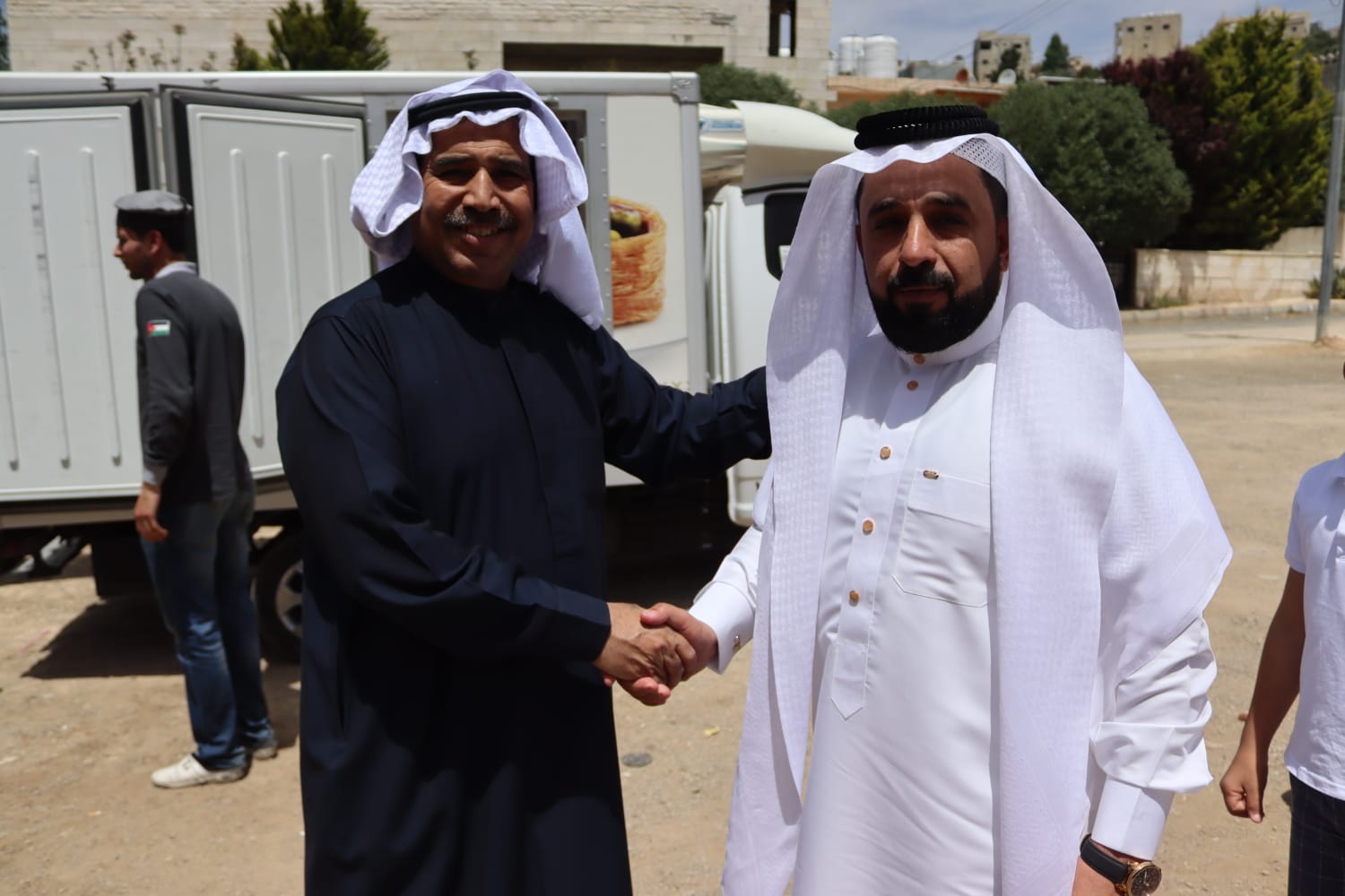 الشيخ طالب المناصير ( أبو نشمي ) واخوانة يولمون لحشد من شيوخ ووجهاء المملكة .. صور